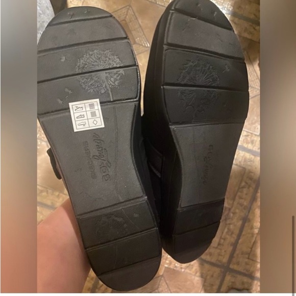 Sketchers Go Lounge - Picture 4 of 4